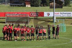 1. Bundesliga - Fußball - FC Ingolstadt 04 - Trainingslager - Vorbereitung - Training - Besprechnung in der Mitte  Cheftrainer Markus Kauczinski (FCI)