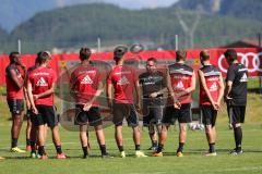 1. Bundesliga - Fußball - FC Ingolstadt 04 - Trainingslager - Vorbereitung - Training - vor dem Training Besprechung am Platz Cheftrainer Markus Kauczinski (FCI) erklärt in der Mite