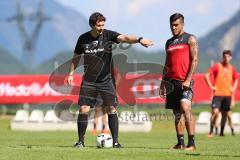 1. Bundesliga - Fußball - FC Ingolstadt 04 - Trainingslager - Vorbereitung - Training - Co-Trainer Argirios Giannikis (FCI) erklärt Darío Lezcano (11, FCI)