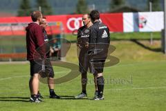 1. Bundesliga - Fußball - FC Ingolstadt 04 - Trainingslager - Vorbereitung - Training - Besprechung nach dem Training Co-Trainer Patrick Westermann (FCI) Cheftrainer Markus Kauczinski (FCI) Fitnesstrainer Jörg Mikoleit (FCI) und Co-Trainer Argirios Gianni