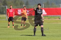 1. Bundesliga - Fußball - FC Ingolstadt 04 - Trainingslager - Vorbereitung - Training - Co-Trainer Argirios Giannikis (FCI) erklärt