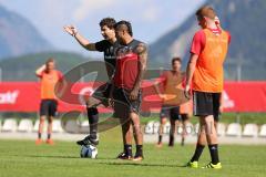 1. Bundesliga - Fußball - FC Ingolstadt 04 - Trainingslager - Vorbereitung - Training - Co-Trainer Argirios Giannikis (FCI) erklärt Darío Lezcano (11, FCI)