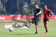 1. Bundesliga - Fußball - FC Ingolstadt 04 - Trainingslager - Vorbereitung - Training - Cheftrainer Markus Kauczinski (FCI) kickt den Ball weg, hinten Almog Cohen (36, FCI)