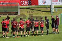 1. Bundesliga - Fußball - FC Ingolstadt 04 - Trainingslager - Vorbereitung - Training - vor dem Training Besprechung am Platz Cheftrainer Markus Kauczinski (FCI) erklärt in der Mite