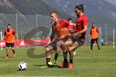 1. Bundesliga - Fußball - FC Ingolstadt 04 - Trainingslager - Vorbereitung - Training - Nico Rinderknecht (22, FCI) und rechts Almog Cohen (36, FCI)