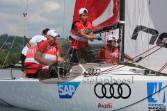 1. Bundesliga - Fußball - FC Ingolstadt 04 - Audi Sailing Experience - mitte Markus Suttner (29, FCI)  kämpft mit dem Seil links Hauke Wahl und rechts Roger de Oliveira Bernardo (8, FCI)