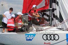 1. Bundesliga - Fußball - FC Ingolstadt 04 - Audi Sailing Experience - mitte Markus Suttner (29, FCI)  kämpft mit dem Seil links Hauke Wahl und rechts Roger de Oliveira Bernardo (8, FCI)