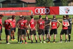 1. Bundesliga - Fußball - FC Ingolstadt 04 - Trainingslager - Vorbereitung - Training - vor dem Training Besprechung am Platz Cheftrainer Markus Kauczinski (FCI) erklärt in der Mite