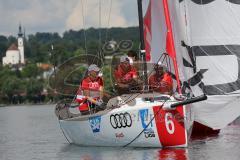 1. Bundesliga - Fußball - FC Ingolstadt 04 - Audi Sailing Experience - mitte Markus Suttner (29, FCI)  kämpft mit dem Seil links Hauke Wahl und rechts Roger de Oliveira Bernardo (8, FCI)