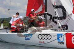 1. Bundesliga - Fußball - FC Ingolstadt 04 - Audi Sailing Experience - mitte Markus Suttner (29, FCI)  kämpft mit dem Seil links Hauke Wahl und rechts Roger de Oliveira Bernardo (8, FCI)