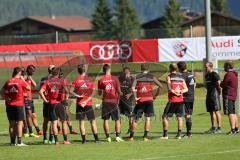 1. Bundesliga - Fußball - FC Ingolstadt 04 - Trainingslager - Vorbereitung - Training - vor dem Training Besprechung am Platz Cheftrainer Markus Kauczinski (FCI) erklärt in der Mite