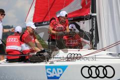 1. Bundesliga - Fußball - FC Ingolstadt 04 - Audi Sailing Experience - mitte Markus Suttner (29, FCI)  kämpft mit dem Seil links Hauke Wahl und rechts Roger de Oliveira Bernardo (8, FCI)