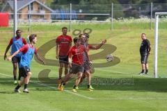 1. Bundesliga - Fußball - FC Ingolstadt 04 - Trainingslager - Vorbereitung - Markus Suttner (29, FCI)  Robert Leipertz (13, FCI)und Alfredo Morales (6, FCI)  am Tor Spiel Kampf, hinten rechts Cheftrainer Markus Kauczinski (FCI)