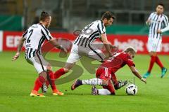 DFB - Pokalspiel - Eintracht Frankfurt - FC Ingolstadt 04 - Lezano Farina,Dario (#37 FCI) kommt zu Fall - Abraham David (#19 Frankfurt)  - Regäsel Yanni (#2 Frankfurt) - Foto: Meyer Jürgen