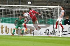 DFB - Pokalspiel - Eintracht Frankfurt - FC Ingolstadt 04 - Mathew Leckie (#7 FCI) - Hradecky Lukas Torwart (#1 Frankfurt) - Regäsel Yanni (#2 Frankfurt) - Foto: Meyer Jürgen