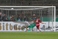 DFB - Pokalspiel - Eintracht Frankfurt - FC Ingolstadt 04 - Moritz Hartmann (#9 FCI) verschiesst den Elfmeter - Hradecky Lukas Torwart (#1 Frankfurt) - Foto: Meyer Jürgen