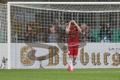 DFB - Pokalspiel - Eintracht Frankfurt - FC Ingolstadt 04 - Moritz Hartmann (#9 FCI) verschiesst den Elfmeter - Hradecky Lukas Torwart (#1 Frankfurt) - Foto: Meyer Jürgen