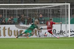 DFB - Pokalspiel - Eintracht Frankfurt - FC Ingolstadt 04 - Moritz Hartmann (#9 FCI) verschiesst den Elfmeter - Hradecky Lukas Torwart (#1 Frankfurt) - Foto: Meyer Jürgen