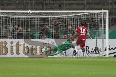 DFB - Pokalspiel - Eintracht Frankfurt - FC Ingolstadt 04 - Romain Brègerie (#18 FCI) verschiesst den Elfmeter - Hradecky Lukas Torwart (#1 Frankfurt) - Foto: Meyer Jürgen