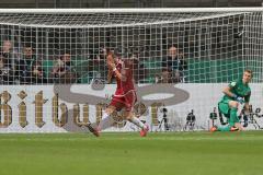 DFB - Pokalspiel - Eintracht Frankfurt - FC Ingolstadt 04 - Moritz Hartmann (#9 FCI) verschiesst den Elfmeter - Hradecky Lukas Torwart (#1 Frankfurt) - Foto: Meyer Jürgen