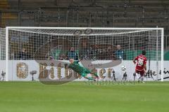 DFB - Pokalspiel - Eintracht Frankfurt - FC Ingolstadt 04 - Almog Cohen (#36 FCI)trifft beim Elfmeter - Hradecky Lukas Torwart (#1 Frankfurt) - Foto: Meyer Jürgen