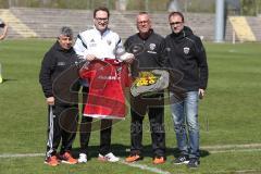 Regionalliga - Saison 2016/2017 - FC Ingolstadt 04 II - FV Illertissen - Abschied von Mannschaftsarzt Dr. Olaf Büttner - vo li na re Betreuer Hachani Chedly - Olaf Büttner Mannschaftarzt - Team-Koordinator Michael Hochberger - Foto: Jürgen Meyer