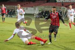 Regionalliga Bayern - FC Ingolstadt 04 II - FC Augsburg II - rechts thorsten Nicklea im Angriff, links Jonathan Scherzer (17 FCA) stört