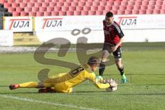Regionalliga Bayern - FC Ingolstadt 04 II - Wacker Burghausen - Maurice Multhaupt (10) kommt zu späat Torwart Miha Tetickovic hält