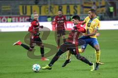 2. Bundesliga - FC Ingolstadt 04 - Eintracht Braunschweig - Almog Cohen (8, FCI) Louis Samson (#13 Braunschweig)