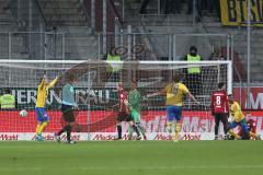 2. Bundesliga - FC Ingolstadt 04 - Eintracht Braunschweig - Tor für Braunschweig, mitte Torwart Örjan Haskjard Nyland (1, FCI) Jubel und Enttäuschung, Ken Reichel (#19 Braunschweig) Almog Cohen (8, FCI) Tobias Levels (3, FCI)