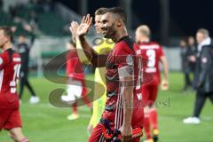 DFB Pokal - Fußball - SpVgg Greuther Fürth - FC Ingolstadt 04 - Sieg 1:3, Jubel mit den mitgereisten Fans Flutlicht Laola Marvin Matip (34, FCI)