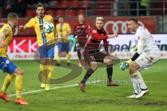 2. Bundesliga - FC Ingolstadt 04 - Eintracht Braunschweig - Robert Leipertz (13, FCI) verpasst den Ball Jasmin Fejzic Torwart (#16 Braunschweig) links Ken Reichel (#19 Braunschweig)