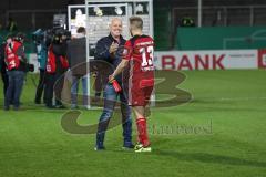 DFB Pokal - Fußball - SpVgg Greuther Fürth - FC Ingolstadt 04 - Vorsitzender des Vorstandes Peter Jackwerth (FCI) gratuliert Robert Leipertz (13, FCI) zum Tor 1:3