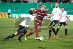 DFB Pokal - Fußball - SpVgg Greuther Fürth - FC Ingolstadt 04 - mitte Robert Leipertz (13, FCI) Angriff, Maximilian Wittek (3 Fürth) Mario Maloca (22 Fürth)