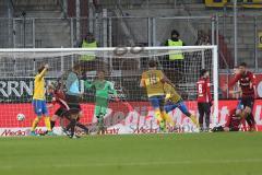 2. Bundesliga - FC Ingolstadt 04 - Eintracht Braunschweig - Tor für Braunschweig, mitte Torwart Örjan Haskjard Nyland (1, FCI) Jubel und Enttäuschung, Ken Reichel (#19 Braunschweig) Almog Cohen (8, FCI) Tobias Levels (3, FCI)