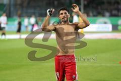 2. Bundesliga - Fußball - SpVgg Greuther Fürth FC Ingolstadt 04 - erster Sieg der Saison, 0:1, Jubel, das Team bei den Fans, Almog Cohen (8, FCI)