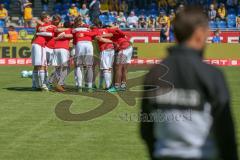 2. BL - Saison 2017/2018 - Eintracht Braunschweig - FC Ingolstadt 04 - Die Mannschaft bildet einen Kreis beim warm machen - Foto: Meyer Jürgen