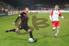 2. Bundesliga - Fußball - Jahn Regensburg - FC Ingolstadt 04 - Tobias Levels (3, FCI) Jonas Nietfeld (21 Jahn)