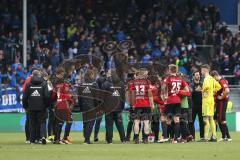 2. Bundesliga - Fußball - SV Darmstadt 98 - FC Ingolstadt 04 - Spiel ist aus, FCI enttäuscht 1:1 Remis Unentschieden, Besprechnung auf dem Spielfeld, rechts Cheftrainer Stefan Leitl (FCI) und Torwart Örjan Haskjard Nyland (1, FCI)