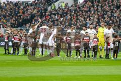 2. BL - Saison 2017/2018 - FC St. Pauli - FC Ingolstadt 04 - Die Mannschaft vor dem Spiel am Mittelkreis - Foto: Meyer Jürgen