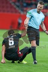 2. BL - Saison 2017/2018 - FC Ingolstadt 04 - 1. FC Heidenheim - Almog Cohen (#8 FCI) am Boden - Der Schiedsrichter hilft beim Aufstehen - Foto: Meyer Jürgen