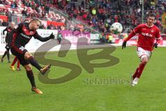 2. Bundesliga - 1. FC Kaiserslautern - FC Ingolstadt 04 - Flanke Thomas Pledl (30, FCI) rechts Christoph Moritz (18 Kaiserslautern)