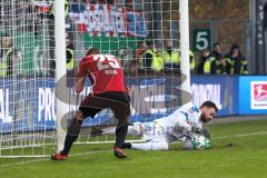 2. Bundesliga - Fußball - Holstein Kiel - FC Ingolstadt 04 - kommt nicht an den Ball Hauke Wahl (25, FCI) ärgert sich, hinten Torwart Kenneth Kronholm (18 Kiel) hat den Ball fest