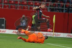 2. BL - Saison 2017/2018 - FC Ingolstadt 04 - 1. FC Heidenheim - Sonny Kittel (#10 FCI) springt über Kevin Müller Torwart (#1 Heidenheim) - Foto: Meyer Jürgen