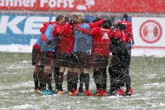 2. BL - Saison 2017/2018 - 1.FC Kaiserslautern - FC Ingolstadt 04 - Die Mannschaft bildet einen Kreis vor dem Spiel - Schneefall - Foto: Meyer Jürgen