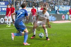 2. BL - Saison 2017/2018 - VFL Bochum - FC Ingolstadt 04 -Tobias Schröck (#21 FCI) wird von Robbie Kruse (#17 Bochum) getunnelt -  Foto: Meyer Jürgen