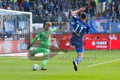 2. BL - Saison 2017/2018 - VFL Bochum - FC Ingolstadt 04 - Orjan Nyland (#1 Torwart FCI) rettet vor Diamantakos Dimitrios #11 Bochum  - Foto: Meyer Jürgen