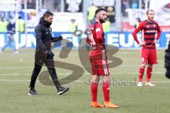 2. Bundesliga - Fußball - MSV Duisburg - FC Ingolstadt 04 - Cheftrainer Stefan Leitl (FCI) geht zu den Spielern aufs Feld nach dem Spiel, Christian Träsch (28, FCI) Moritz Hartmann (9, FCI)