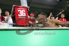 2. Bundesliga - Fußball - SpVgg Greuther Fürth FC Ingolstadt 04 - erster Sieg der Saison, 0:1, Jubel, Marvin Matip (34, FCI) verschenkt sein Trikot an Fans