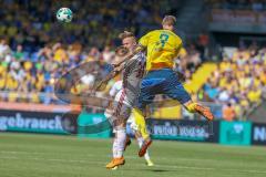 2. BL - Saison 2017/2018 - Eintracht Braunschweig - FC Ingolstadt 04 - Sonny Kittel (#10 FCI) - Frederik Tingager (#3 Braunschweig) - Foto: Meyer Jürgen